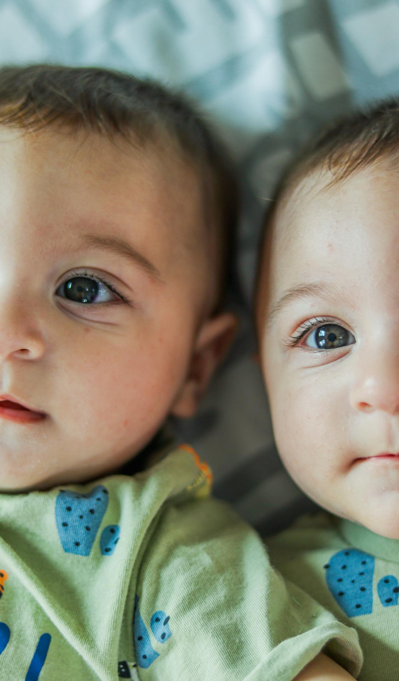 Close-up shot of two babies | Source: Pexels