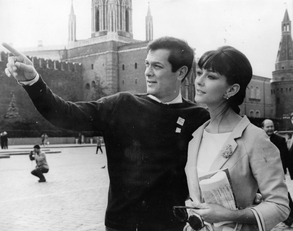 Tony Curtis in Red Square with his wife, Christine Kaufmann to attend Moscow's 3rd International Film Festival on July 10, 1963 | Photo: Keystone/Getty Images