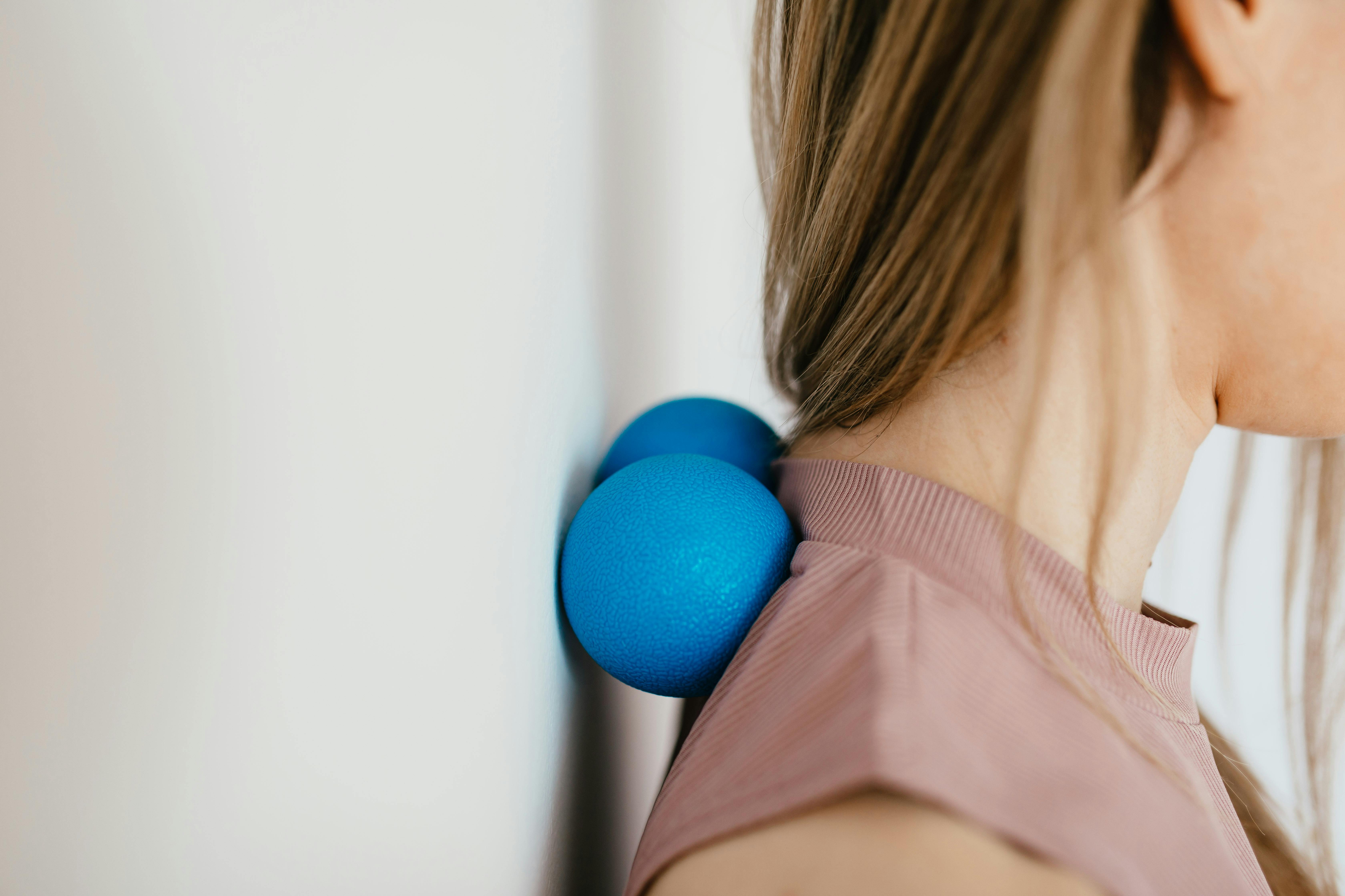 A gentle neck massager | Source: Pexels