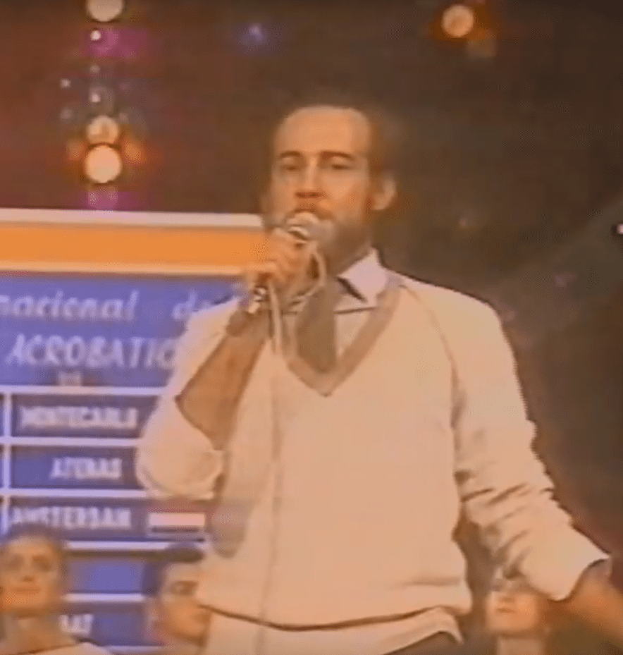 José Luis Fradejas, presentador español, conduciendo el show ‘Aplauso’. | Imagen: YouTube/ Radio Televisión de Castilla y León
