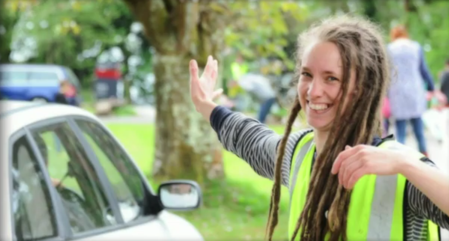 Sophie Williams antes de contraer la enfermedad. | Imagen: YouTube/Julia Jones Sophie Williams antes de contraer la enfermedad. | Imagen: YouTube/Julia Jones