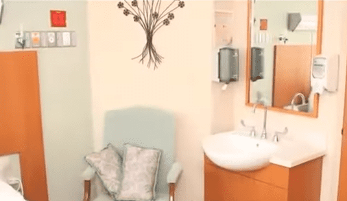 Imagen de una habitación del hospicio de la Universidad de Miami. | Imagen: YouTube/Ventaneando Imagen de una habitación del hospicio de la Universidad de Miami. | Imagen: YouTube/Ventaneando