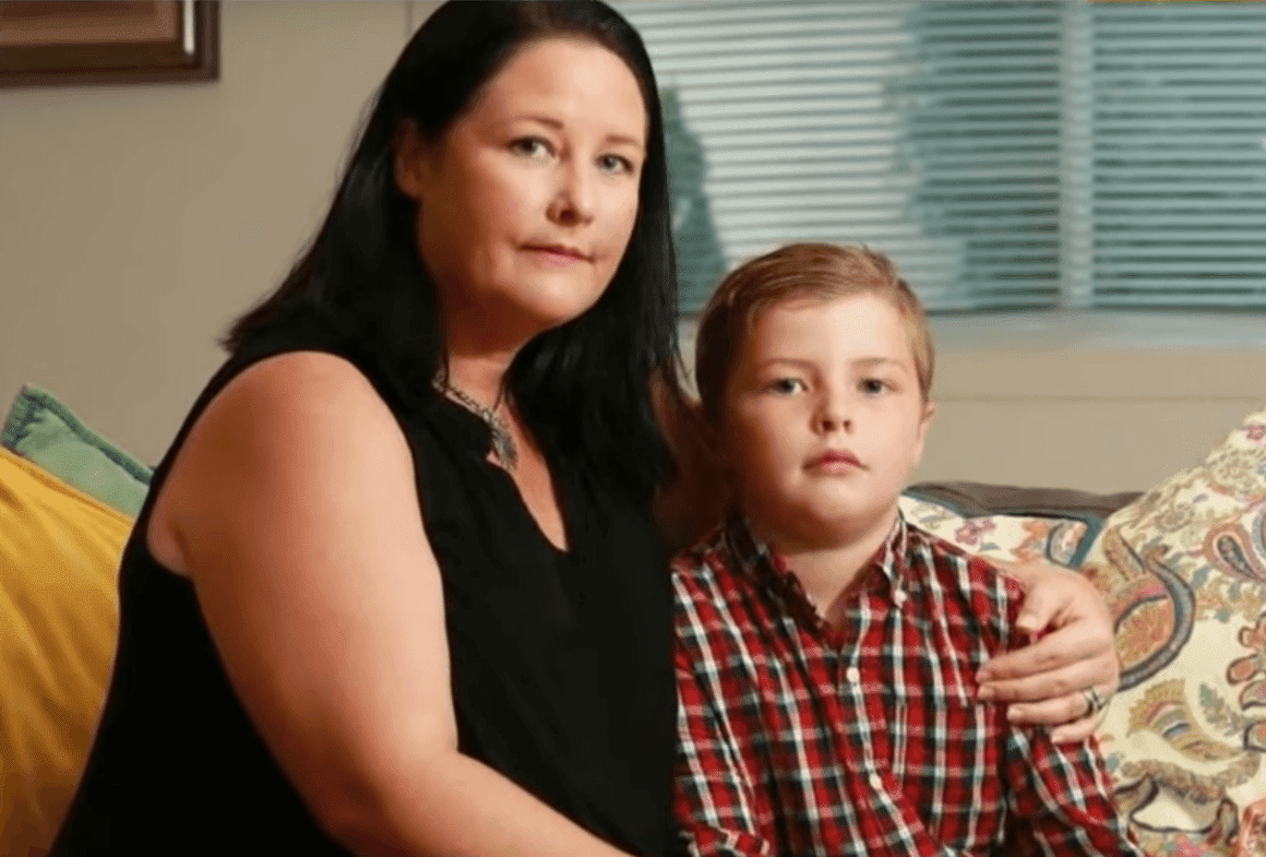 John Meredith junto a su madre, Katie. | Imagen: YouTube/Nine News Australia John Meredith junto a su madre, Katie. | Imagen: YouTube/Nine News Australia