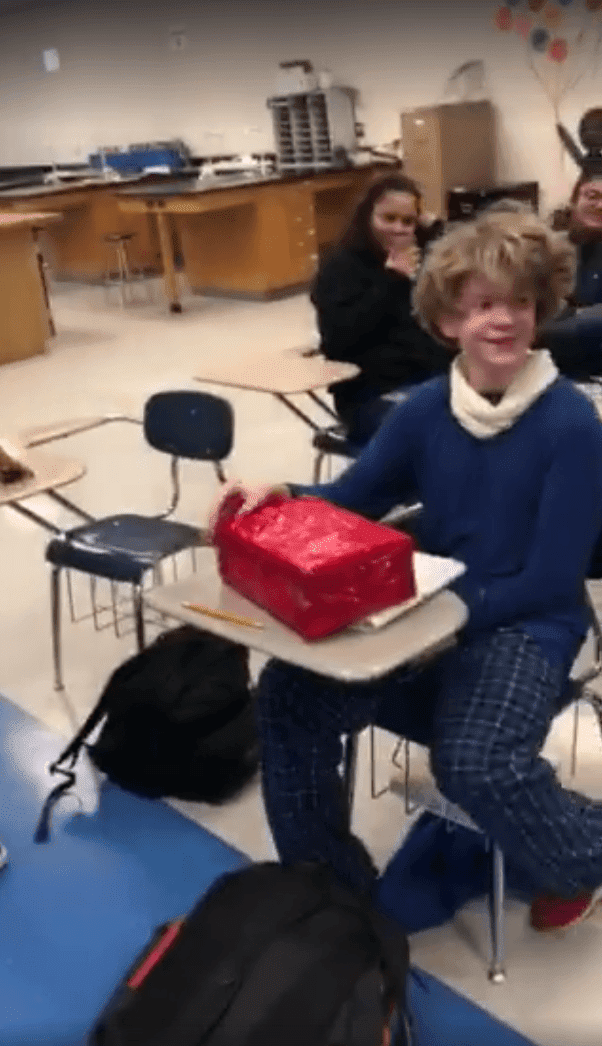 Kerolos Girgis et Dylan Norton portant un cadeau à Azrael Robinson. | Image : Facebook/Stephanie V. Myers Kerolos Girgis et Dylan Norton portant un cadeau à Azrael Robinson. | Image : Facebook/Stephanie V. Myers