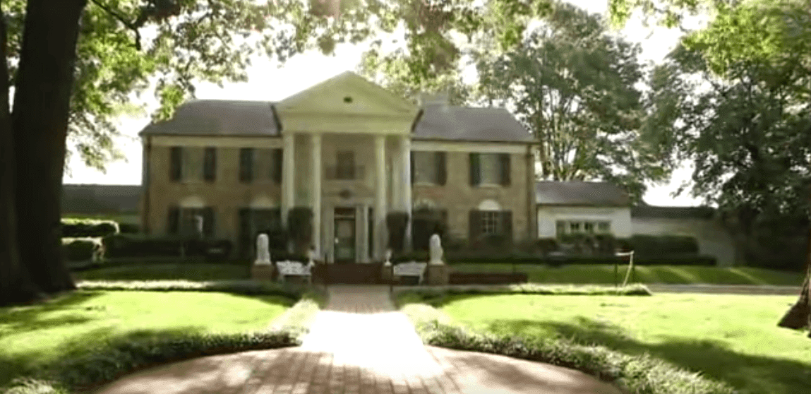 El frente de la casa Graceland, en Memphis, Tennessee. | Imagen: YouTube/CNN Business El frente de la casa Graceland, en Memphis, Tennessee. | Imagen: YouTube/CNN Business