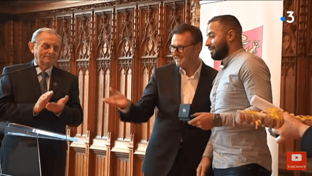 Mohamed Saïd tenant sa médaille de bravoure et de dévouement | Youtube / France 3 Hauts-de-France