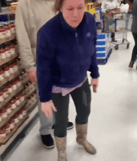 Corrine Terrone escupe a las dos víctimas en el supermercado. | Photo: Instagram/ki_clutch