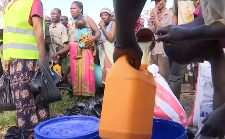 Mozambican survivors receiving food and clean water from aid workers | Photo: BBC