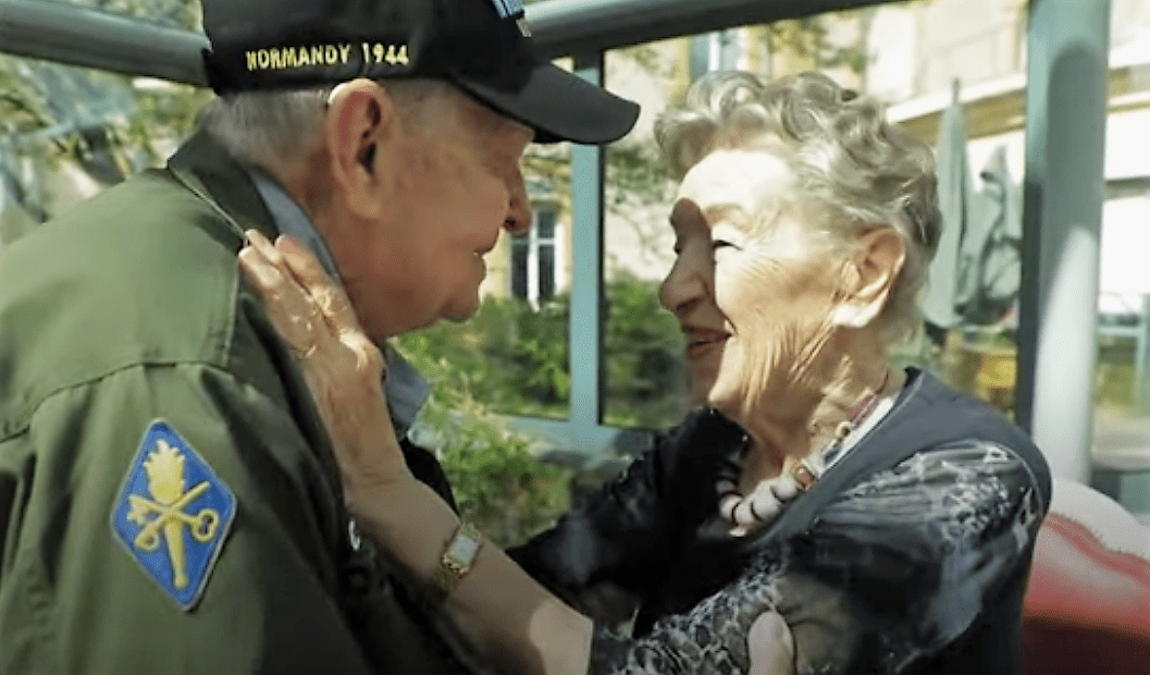 KT Robbins y Jeannine Pierson en su reencuentro. | Imagen: YouTube/BBC News