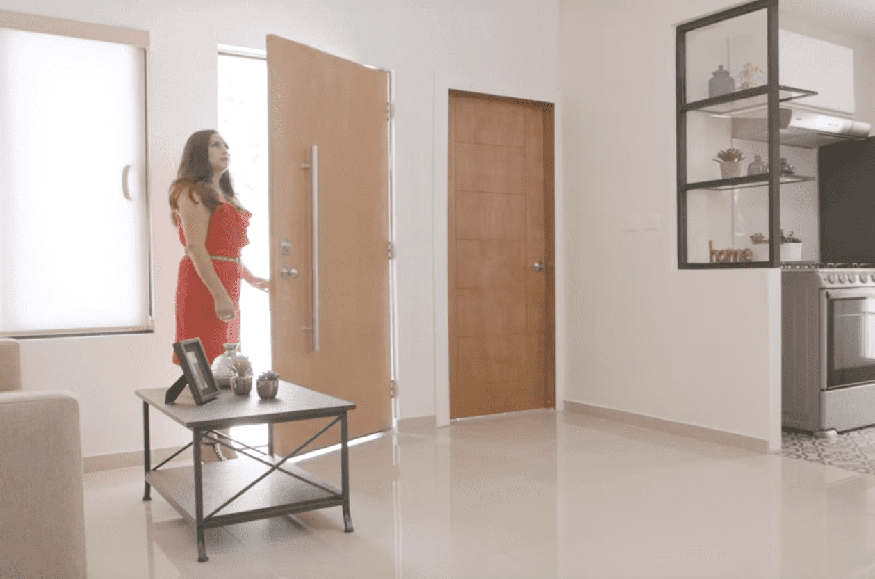 Fabiola González Galindo, de Tomochi, Chihuahua, observando por primera vez su hogar renovado. | Foto: YouTube/Coppel Fabiola González Galindo, de Tomochi, Chihuahua, observando por primera vez su hogar renovado. | Foto: YouTube/Coppel