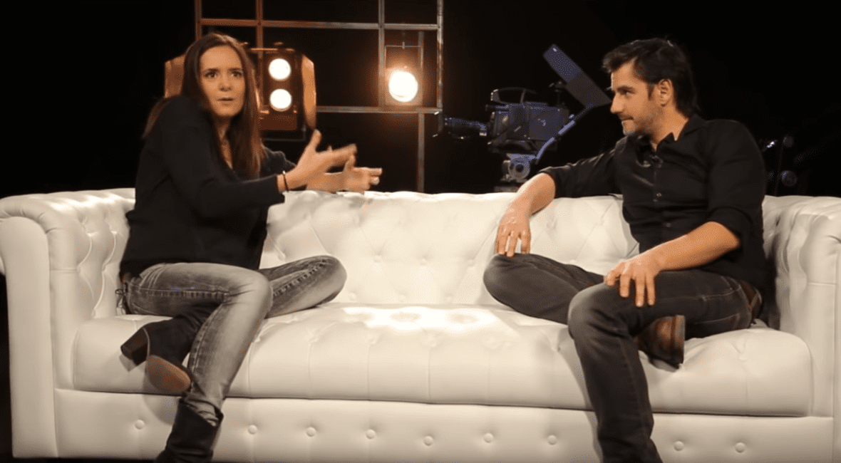 Eva Santolaria (Valle) y Antonio Hortelano (Quimi) de la serie 'Compañeros'. | Imagen: YouTube/Antena 3 