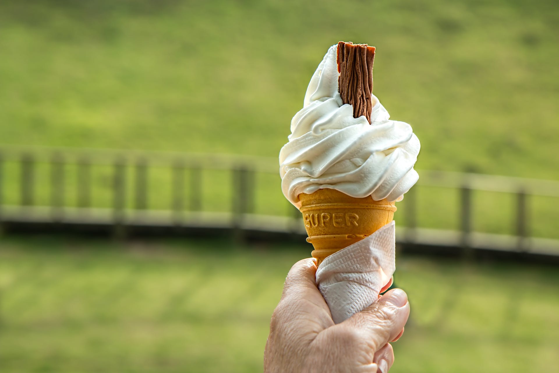 Person holding an ice cream | Source: Pexels