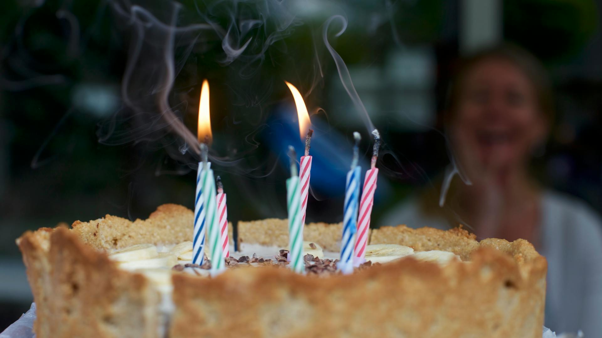 Lit candles on a birthday cake | Source: Pexels