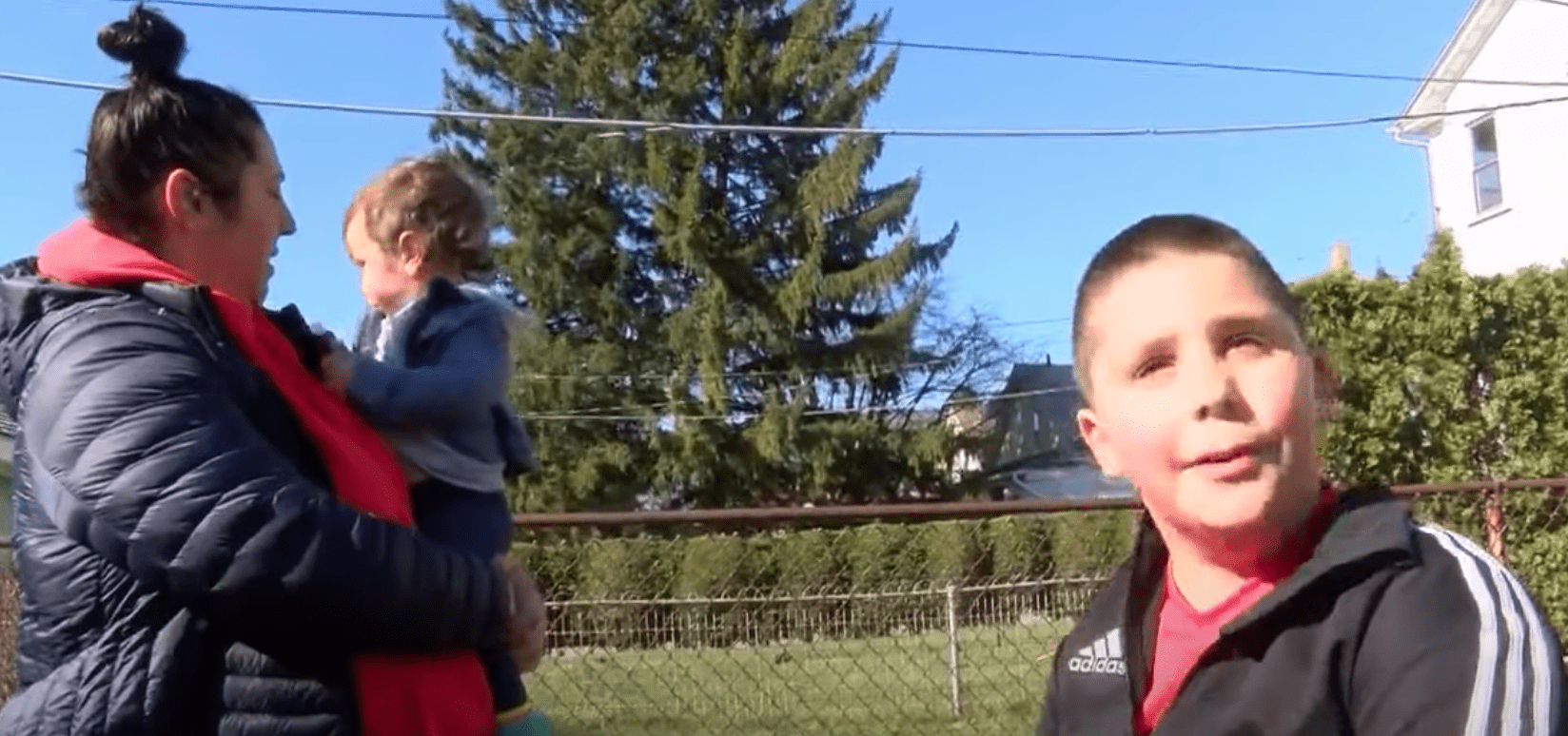 Jaxson Demsey, his sister Lelia and their mom. | Source: Youtube.com/PAHomepage.com