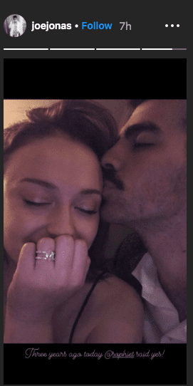 Joe Jonas places a kiss on Sophie Turner's temple, as she flaunts her engagement ring . | Photo: Instagram/joejonas