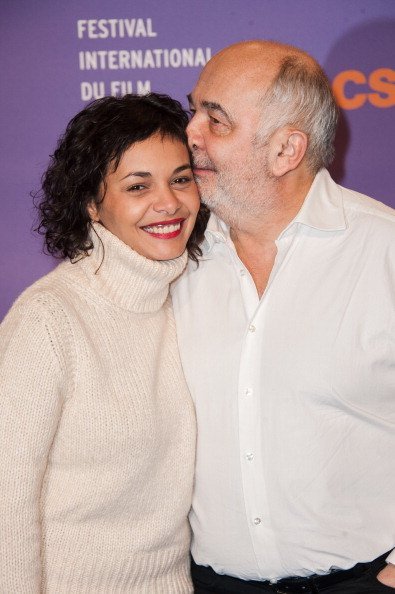 Gérard Jugnot et son épouse Sada Jawad assistent à la'Situation Amoureuse : C'est complique' à L'Alpe d'Huez, France. | Photo : Getty Images