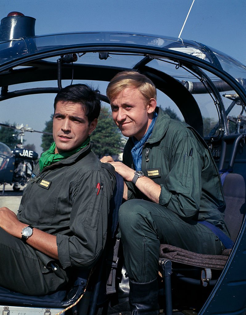 Jacques Santi et Christian Marin, tous deux héros de la série télévisée "Les Chevaliers du ciel" réalisée par François Villiers. | Photo : Getty Images