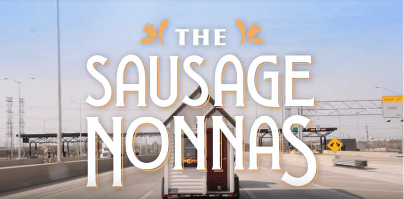 Le 8 novembre, la saucisse Nonnas est allée à Chicago. Johnsonville s'est associé à Uber pour permettre à de véritables mamies italiens (dans de petites maisons de grand-mère) de cuisiner pour des familles chanceuses le dimanche des saucisses. | YouTube/officiel Johnsonville