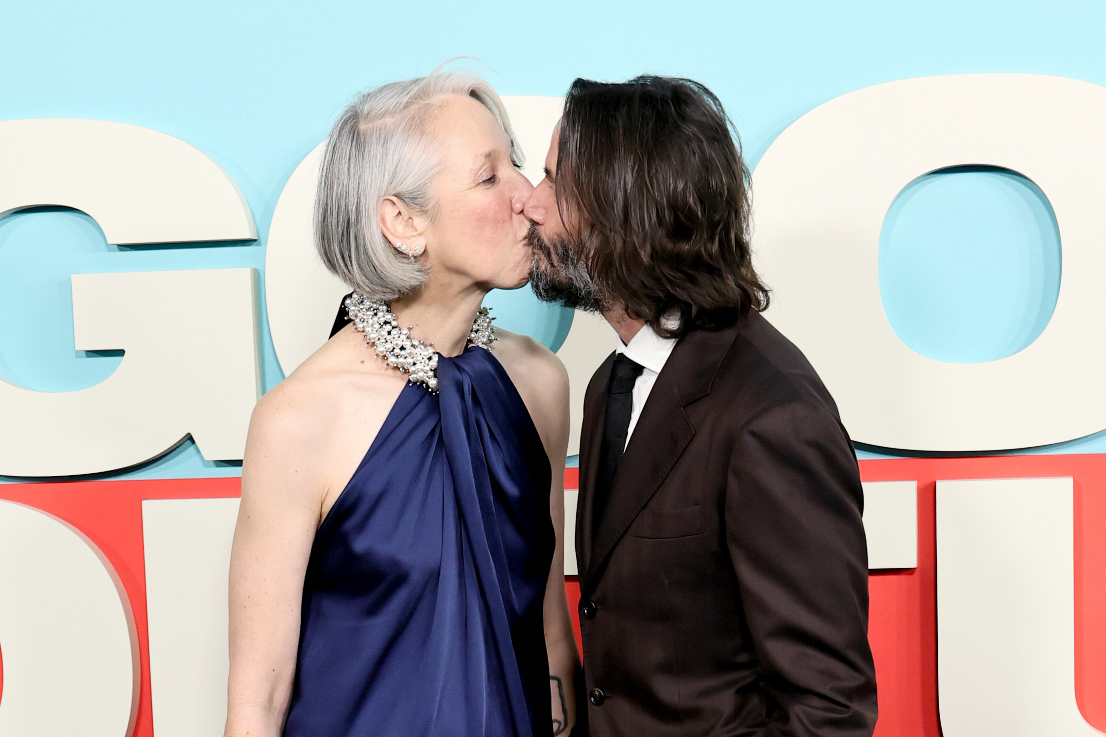 Alexandra Grant and Keanu Reeves sharing a kiss. | Source: Getty Images