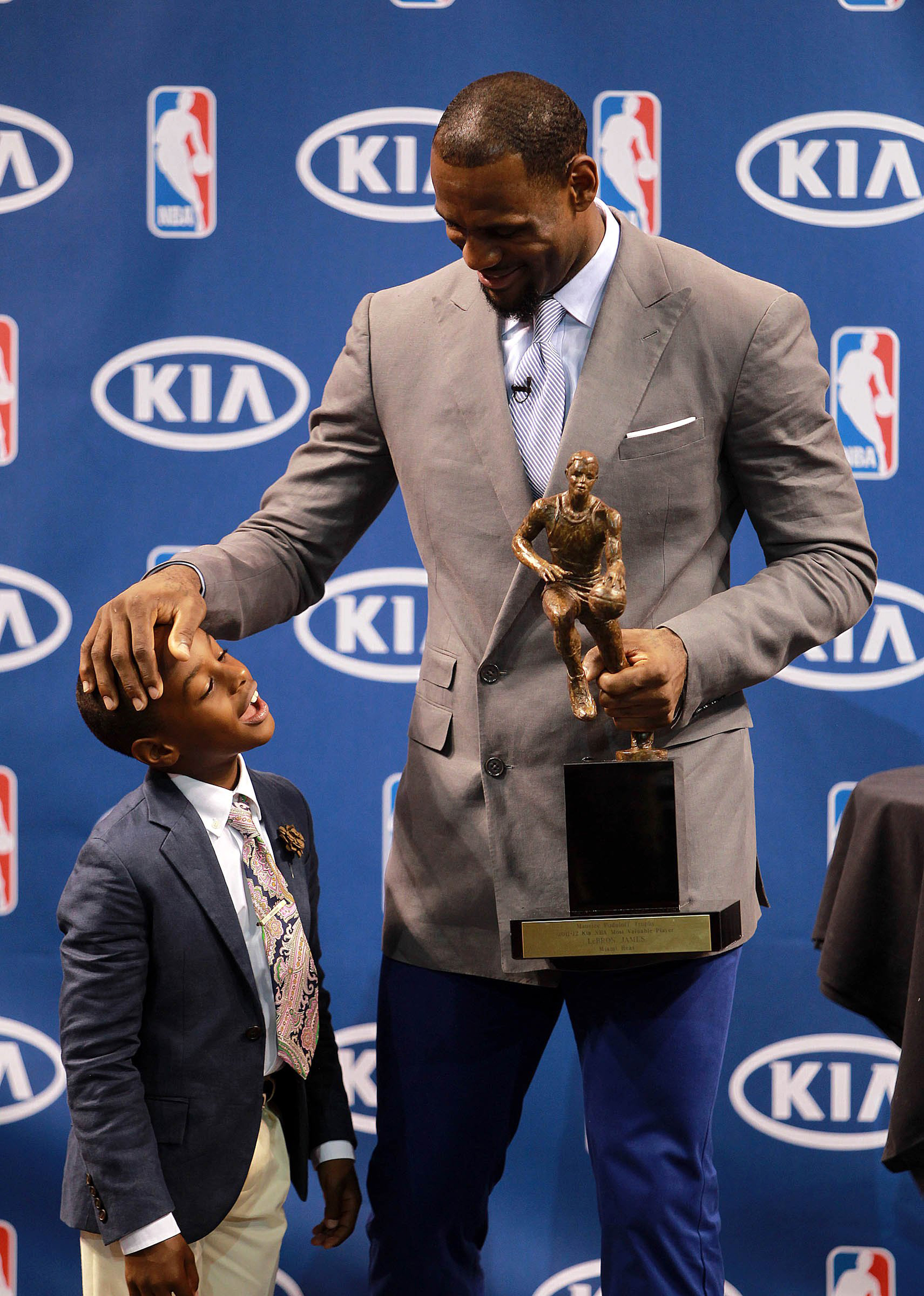 Bronny und LeBron James bei der Pressekonferenz, auf der LeBron James seinen NBA MVP Award 2012 in Miami entgegennahm, 2012 | Quelle: Getty Images