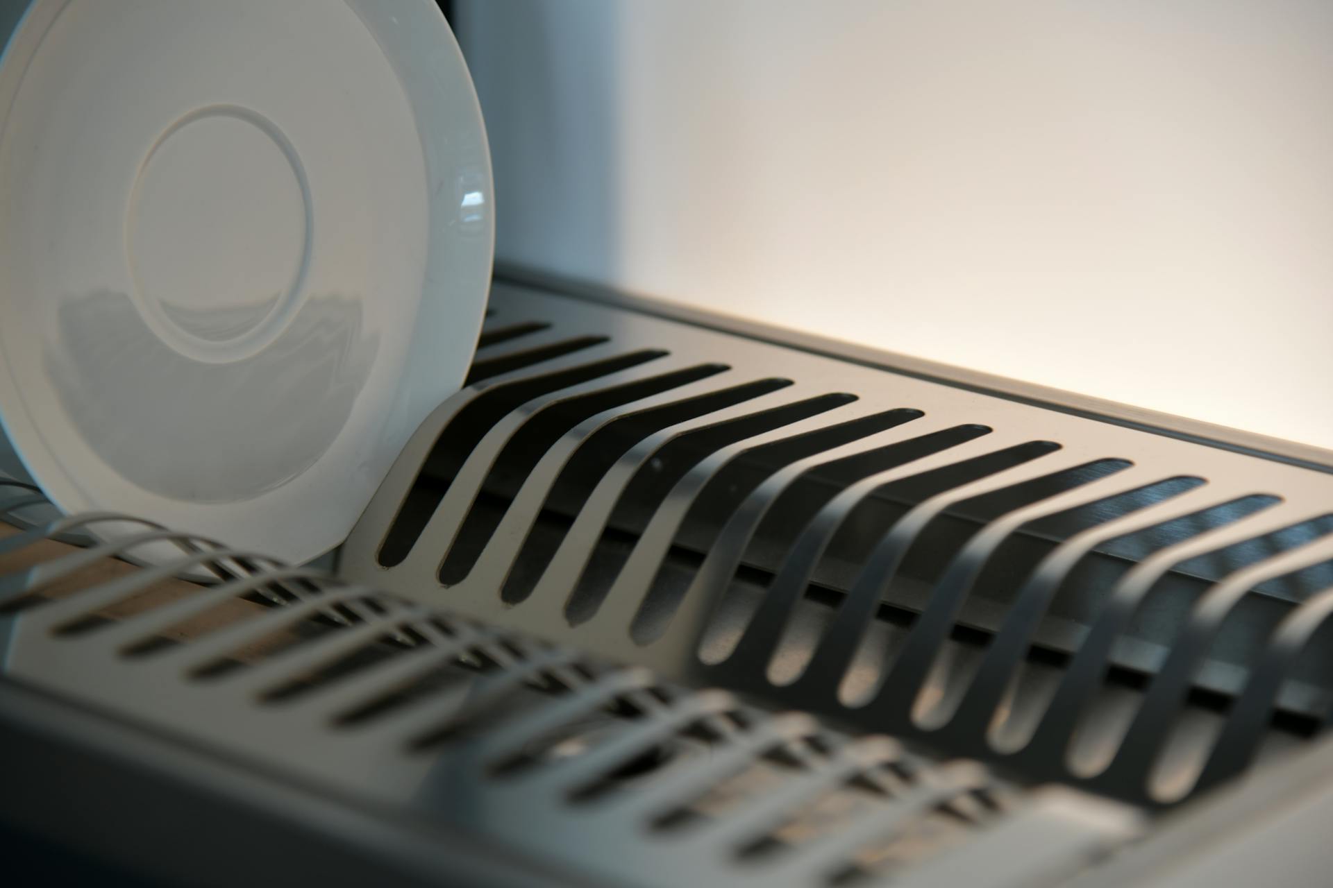 A plate in a drying rack | Source: Pexels