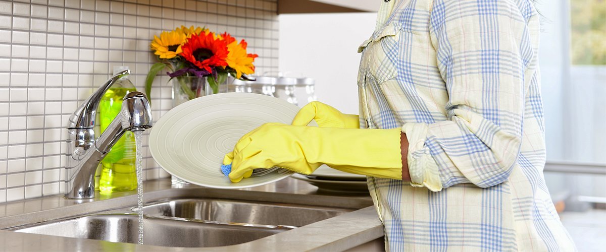 Une personne en train de faire une vaisselle. | Photo : Shutterstock