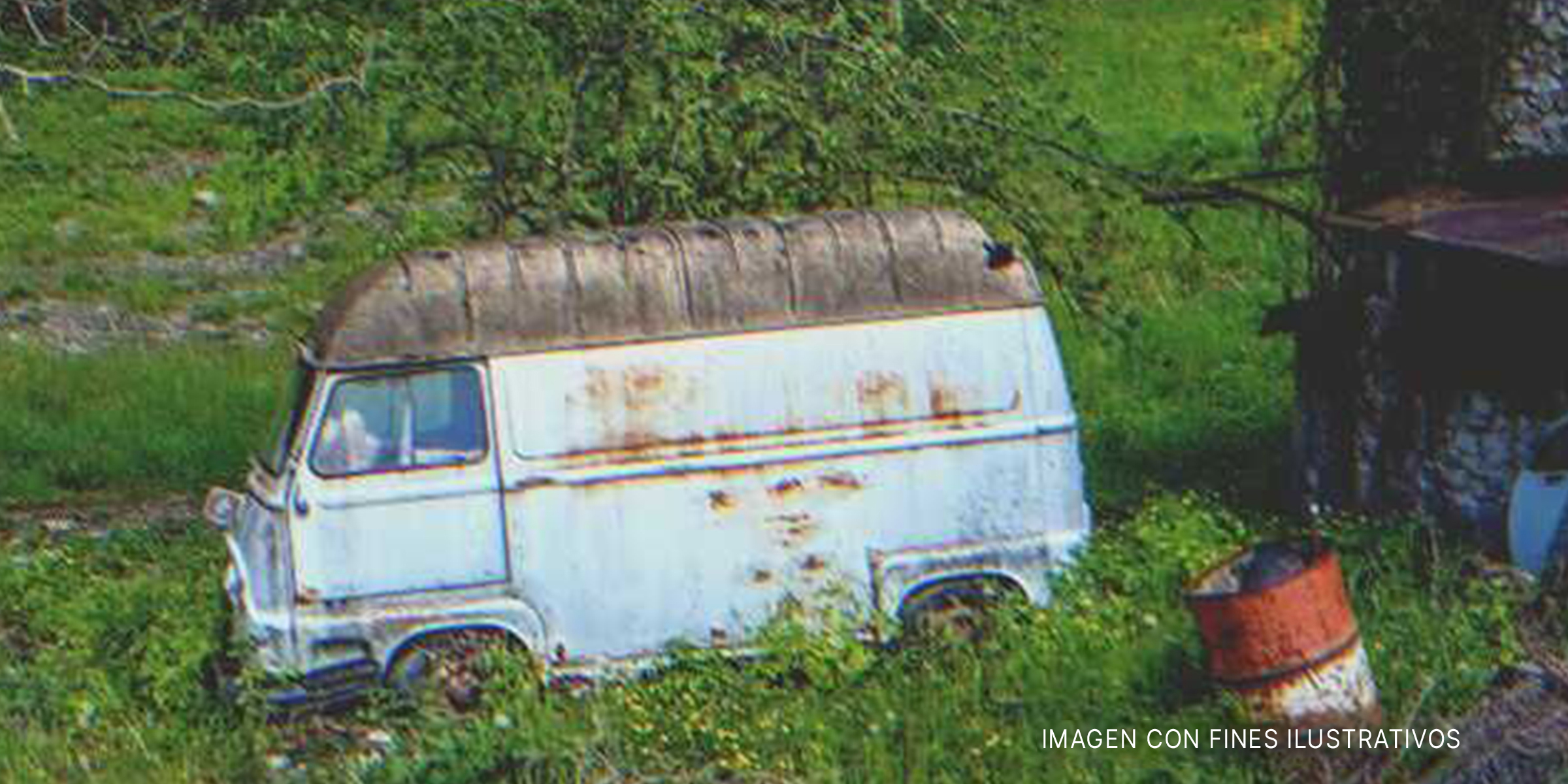 Una furgoneta abandonada sobre la hierba. | Foto: Shutterstock