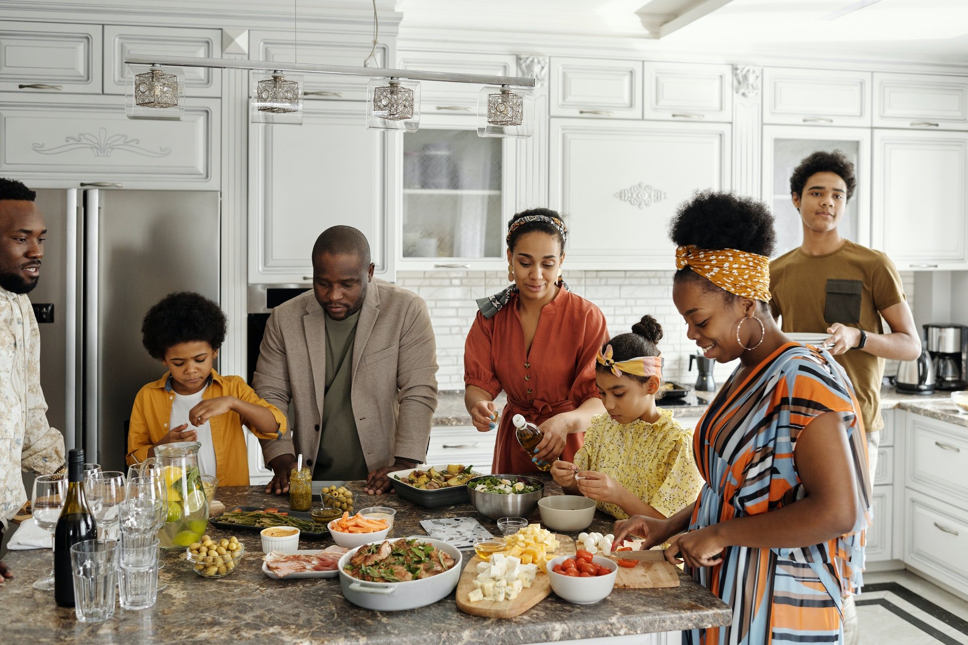 A largge family having a preparing a meal | Photo: Pexels