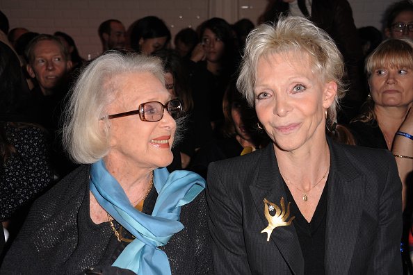 Micheline Presle et Tonie Marshall assistent au défilé Jean Paul Gaultier dans le cadre de la Semaine de la mode printemps/été 2011 à Paris. | Photo : Getty Images