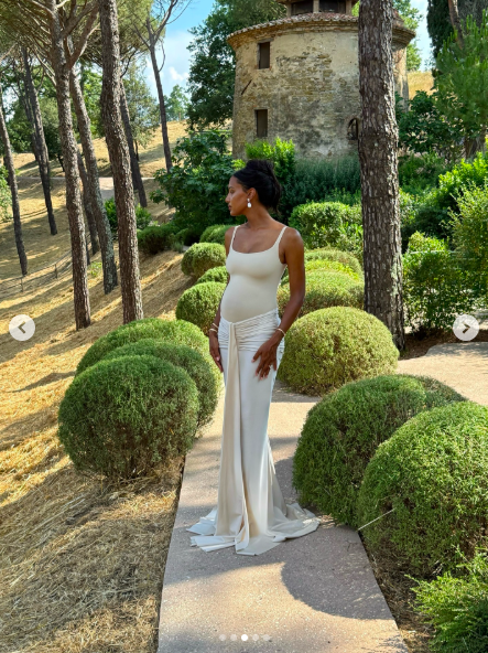 A photo of Jasmine Tookes from her pregnancy announcement post. | Source: Instagram/jastookes