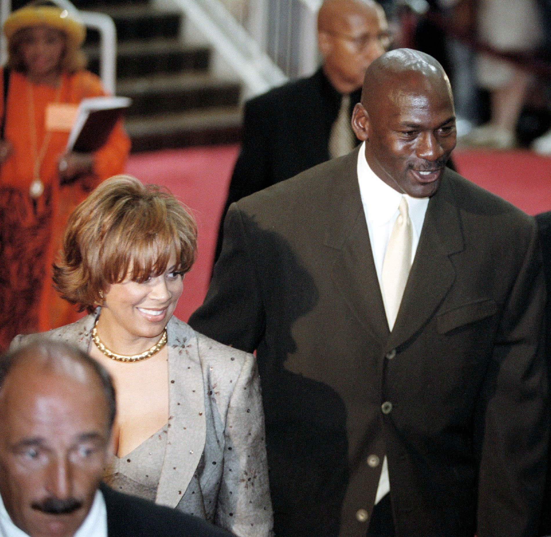 Michael Jordan and Juanita Vanoy walk the red carpet on May 4, 2000 | Source: Getty Images