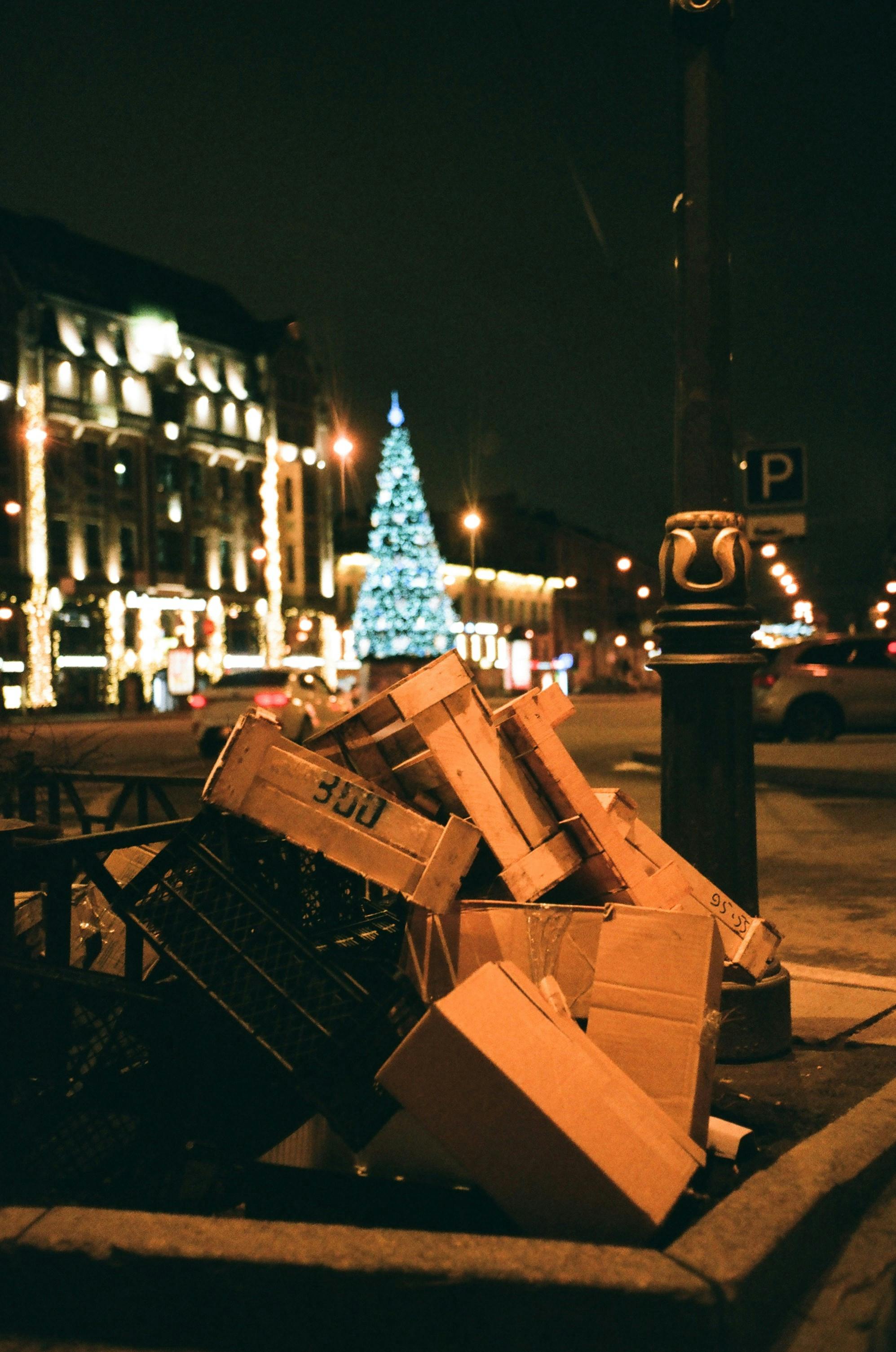 Boxes and belongings on the street | Source: Pexels