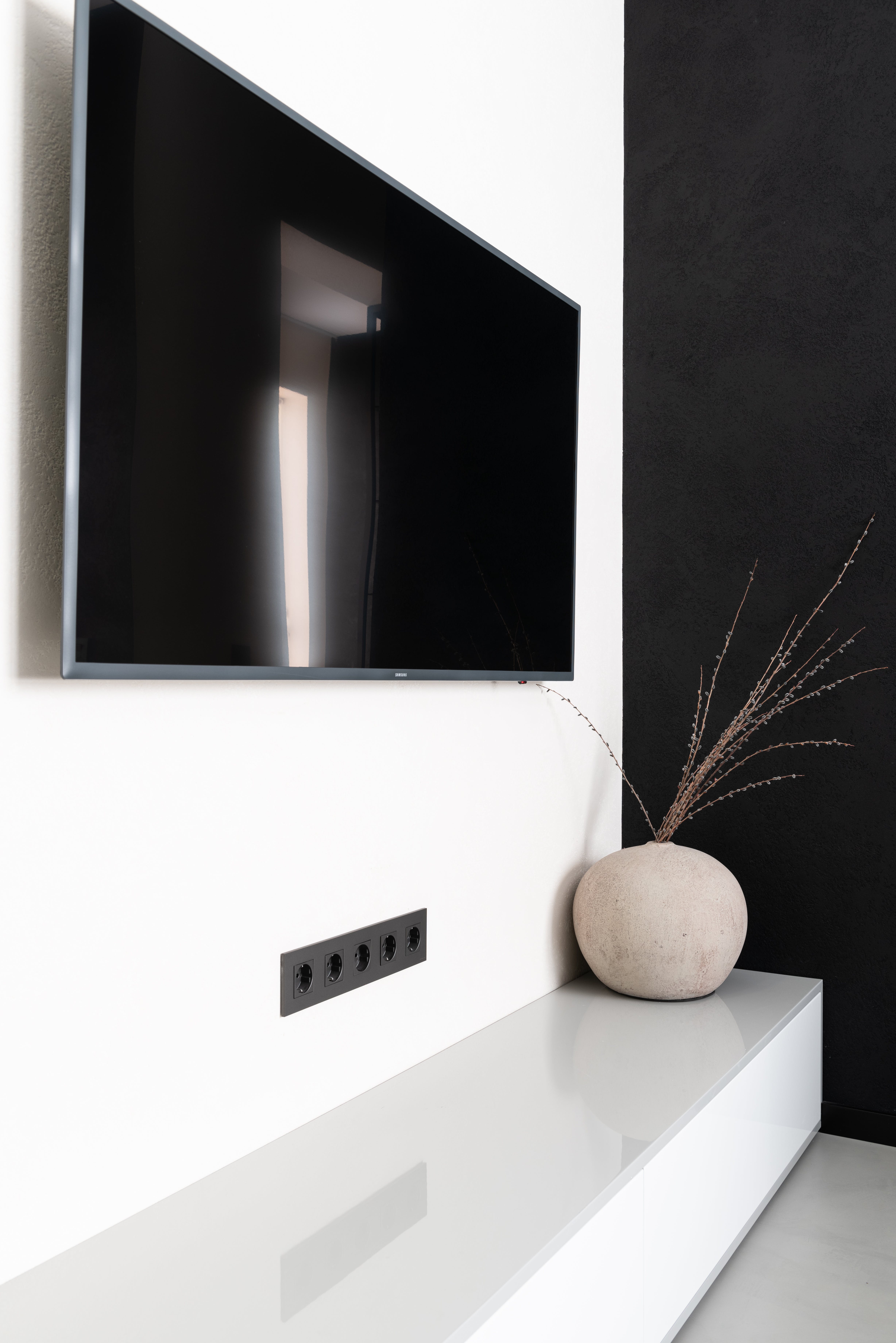 A flat screen TV mounted on a wall. | Source: Pexels