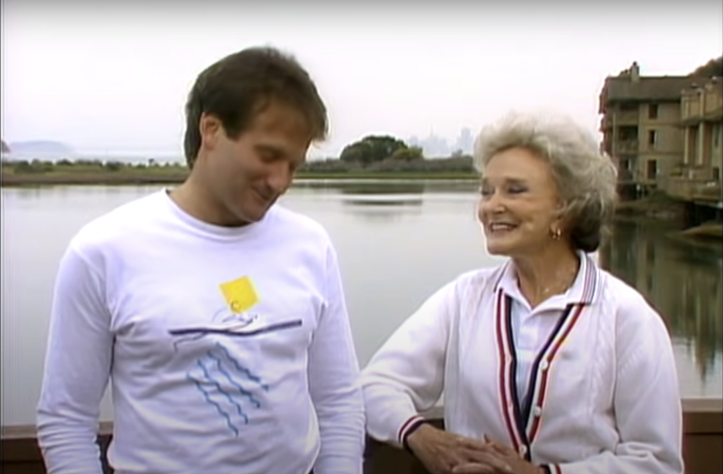 Robin Williams with his mother, Laurie Williams | Source: Youtube.com/Dick Clark Productions