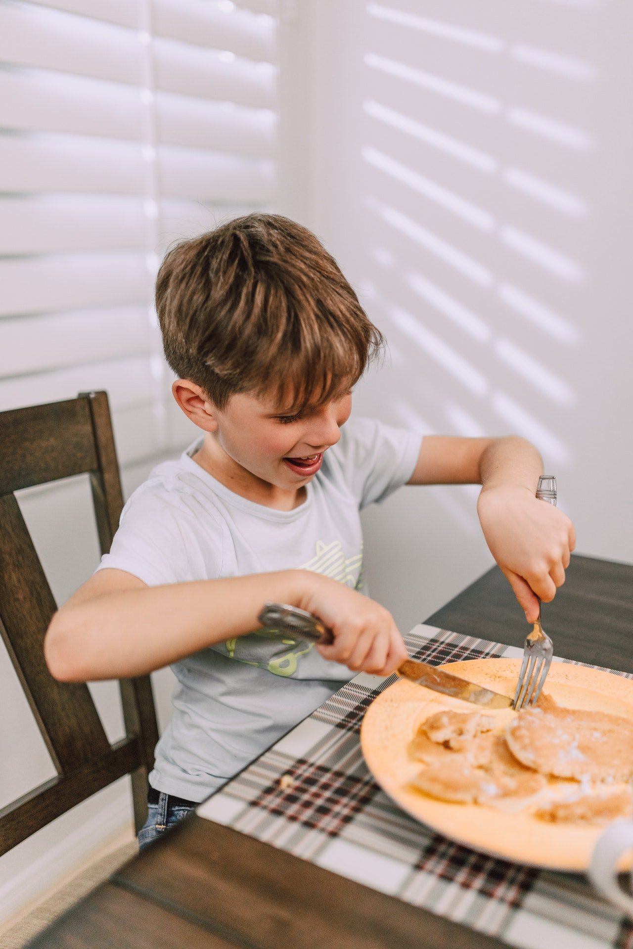 Niño desayunando. | Foto: Pexels