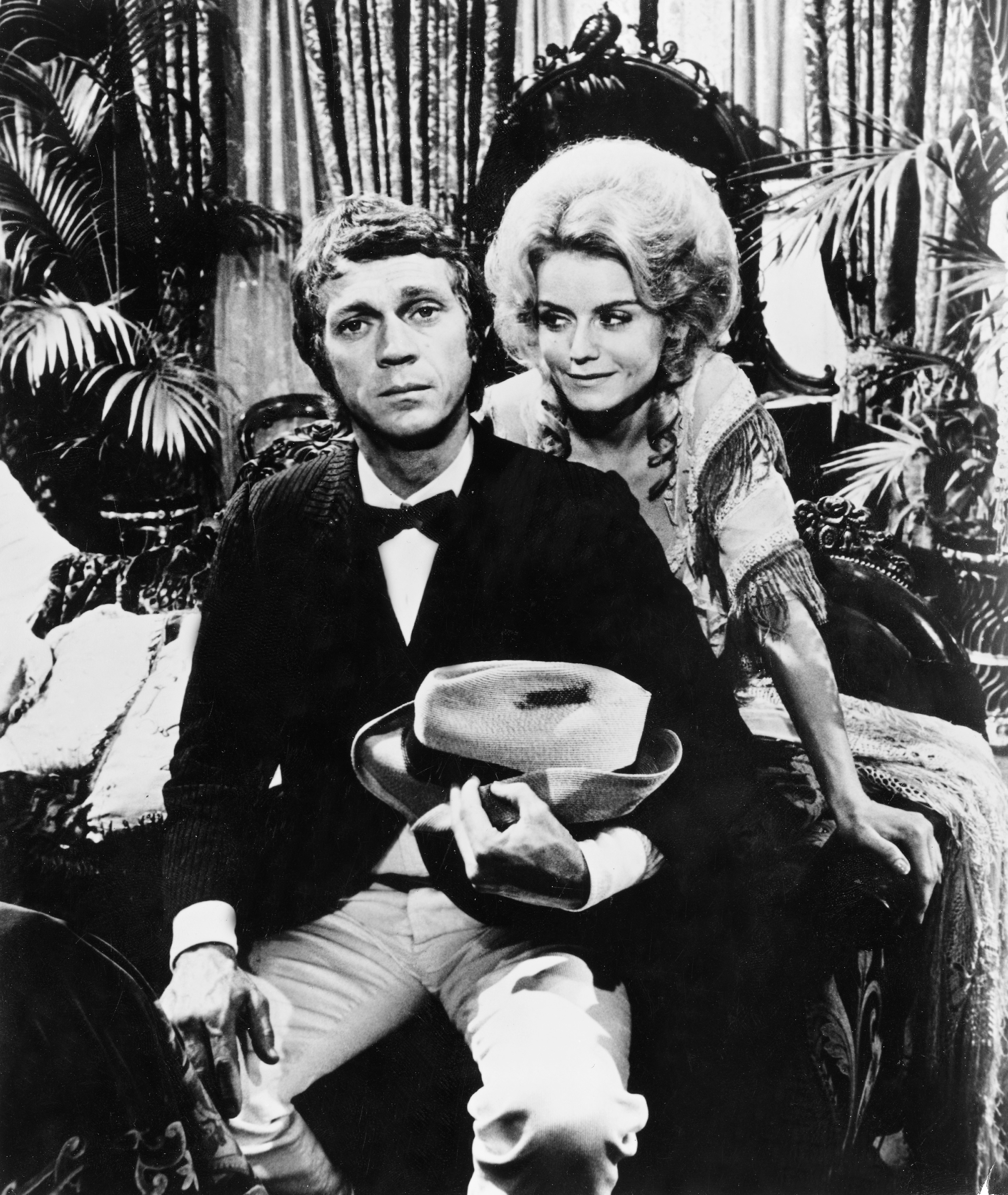 Steve McQueen und Sharon Farrell in "The Reivers" in 1969 | Quelle: Getty Images