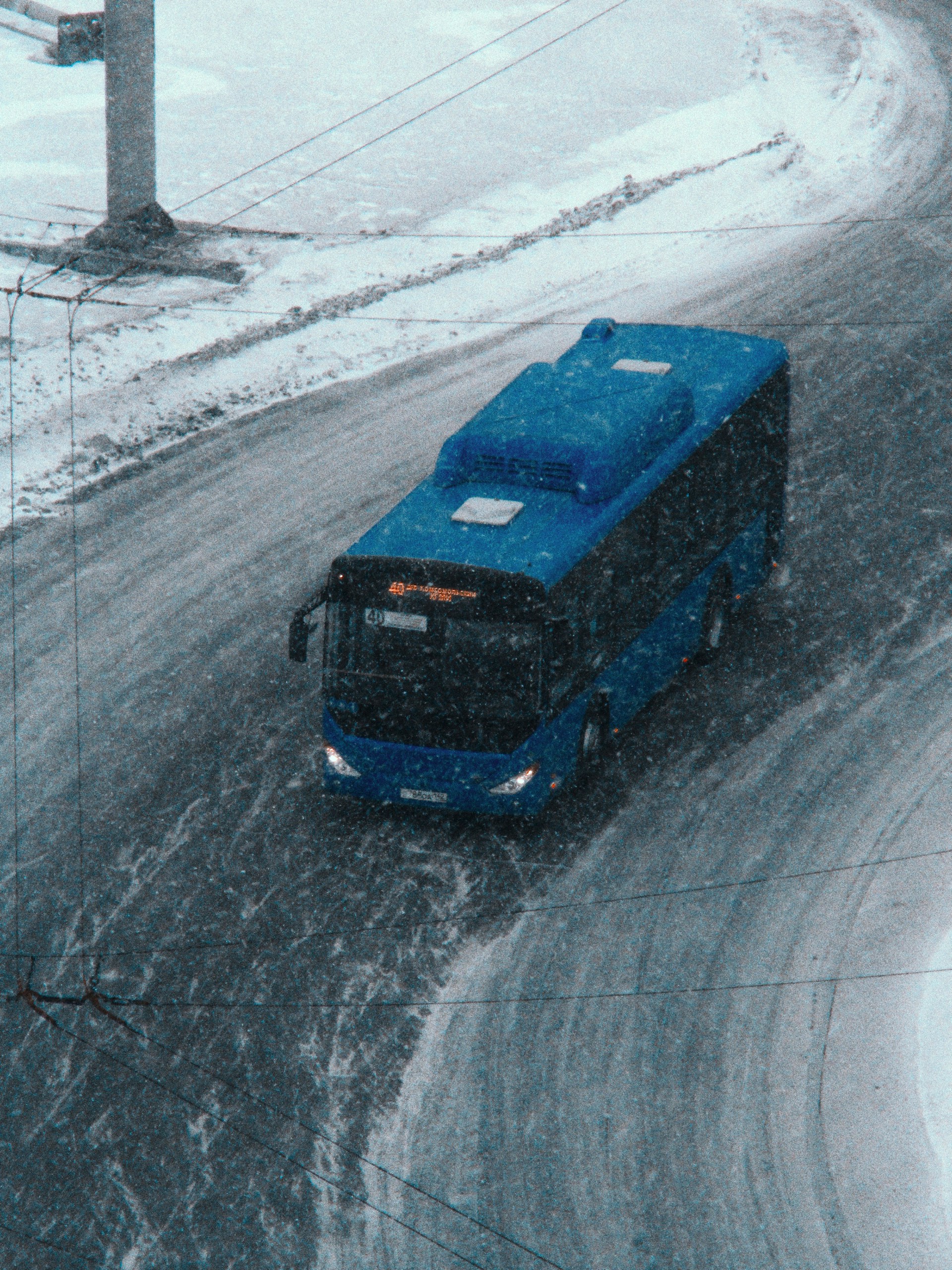 A bus on a snowy road | Source: Unsplash