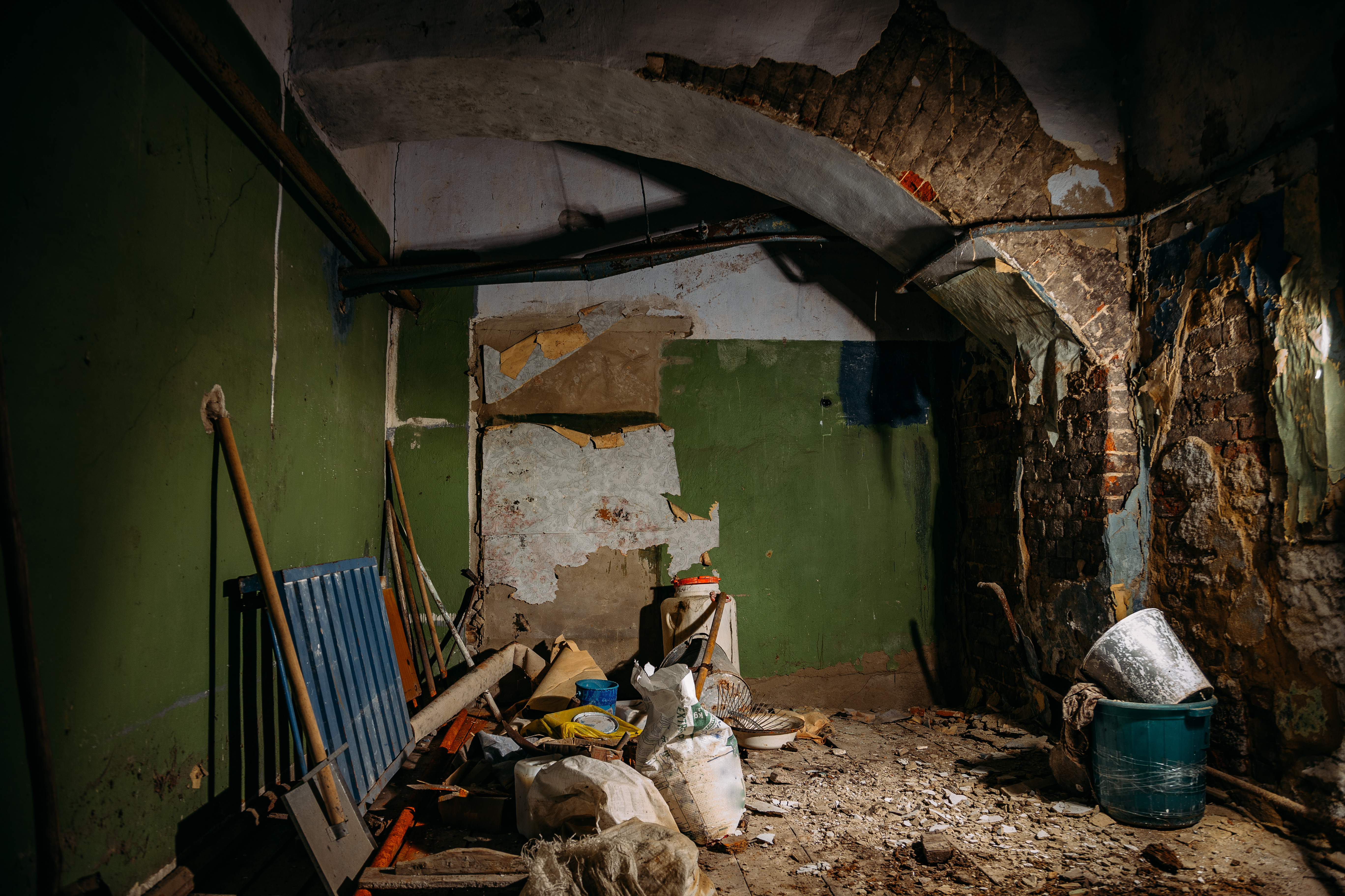 A dirty basement | Source: Shutterstock