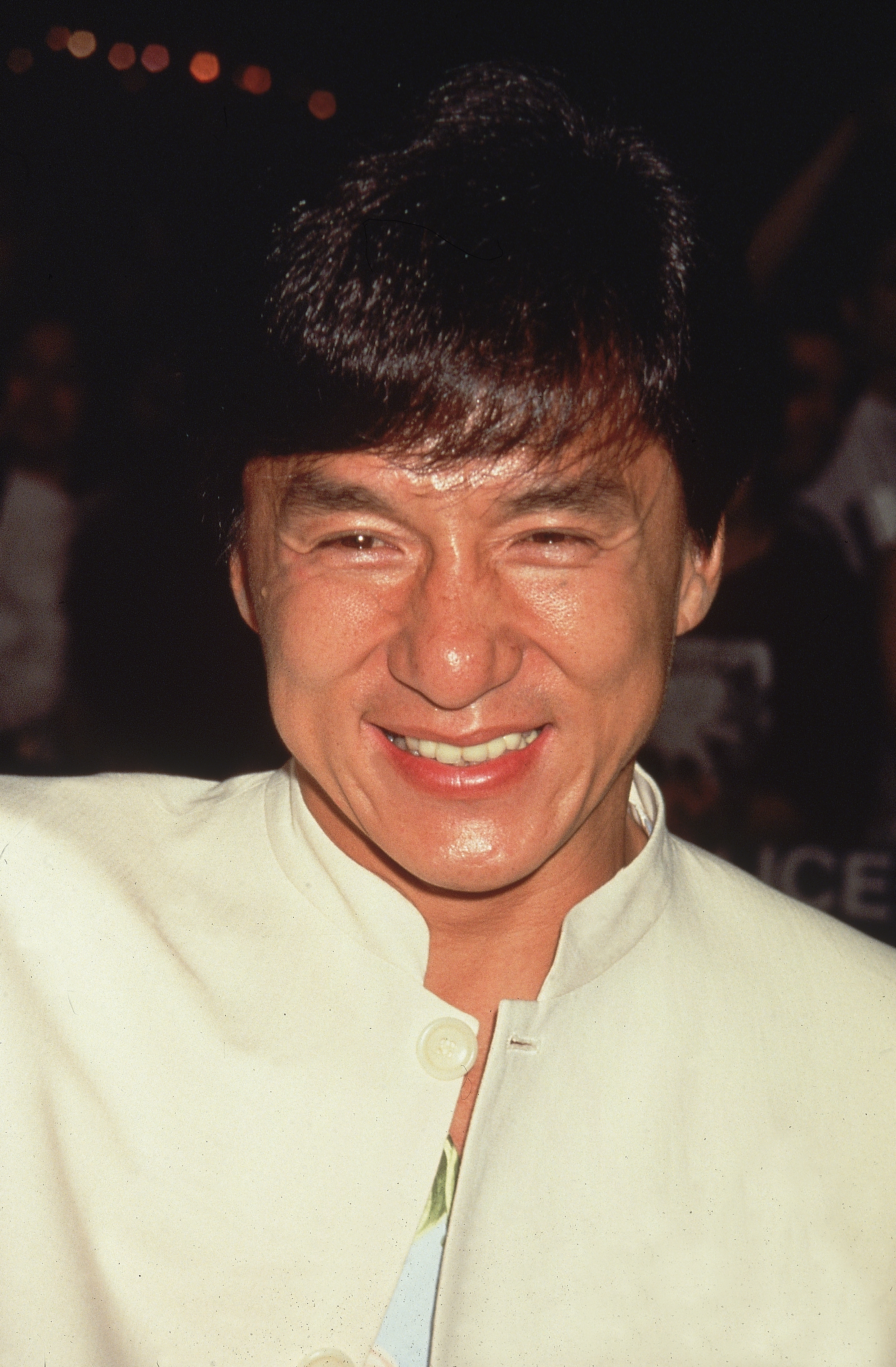 El actor Jackie Chan aparece sonriente con una chaqueta color crema con cuello mandarín el 1 de enero de 1997 en Nueva York. | Foto: Getty Images