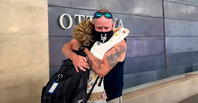 Ashley Fredette abrazando a su hermano biológico Reid | Foto: Youtube/HappilyOfficial