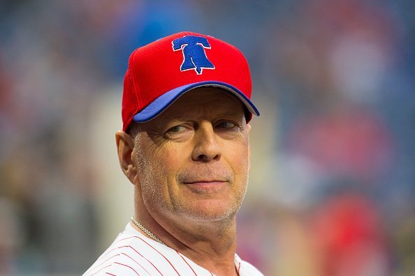 Bruce Willis at the game between the Milwaukee Brewers and Philadelphia Phillies in Philadelphia, Pennsylvania.| Photo: Getty Images.