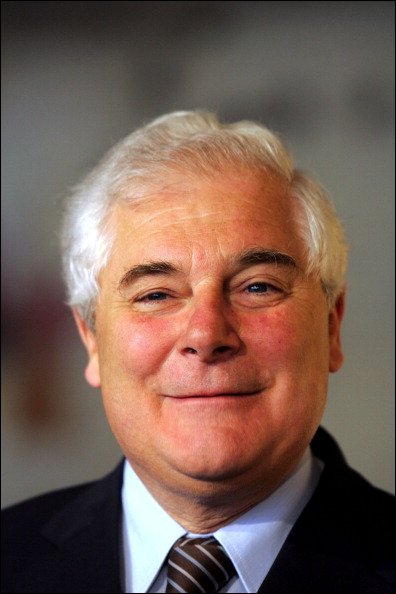 Déplacement de Pascal Clément, avocat, ministre de la Justice dans une unité pédagogique en plein air à Roubaix, France, le 23 juin 2006. | Photo : Getty Images Déplacement de Pascal Clément, avocat, ministre de la Justice dans une unité pédagogique en plein air à Roubaix, France, le 23 juin 2006. | Photo : Getty Images