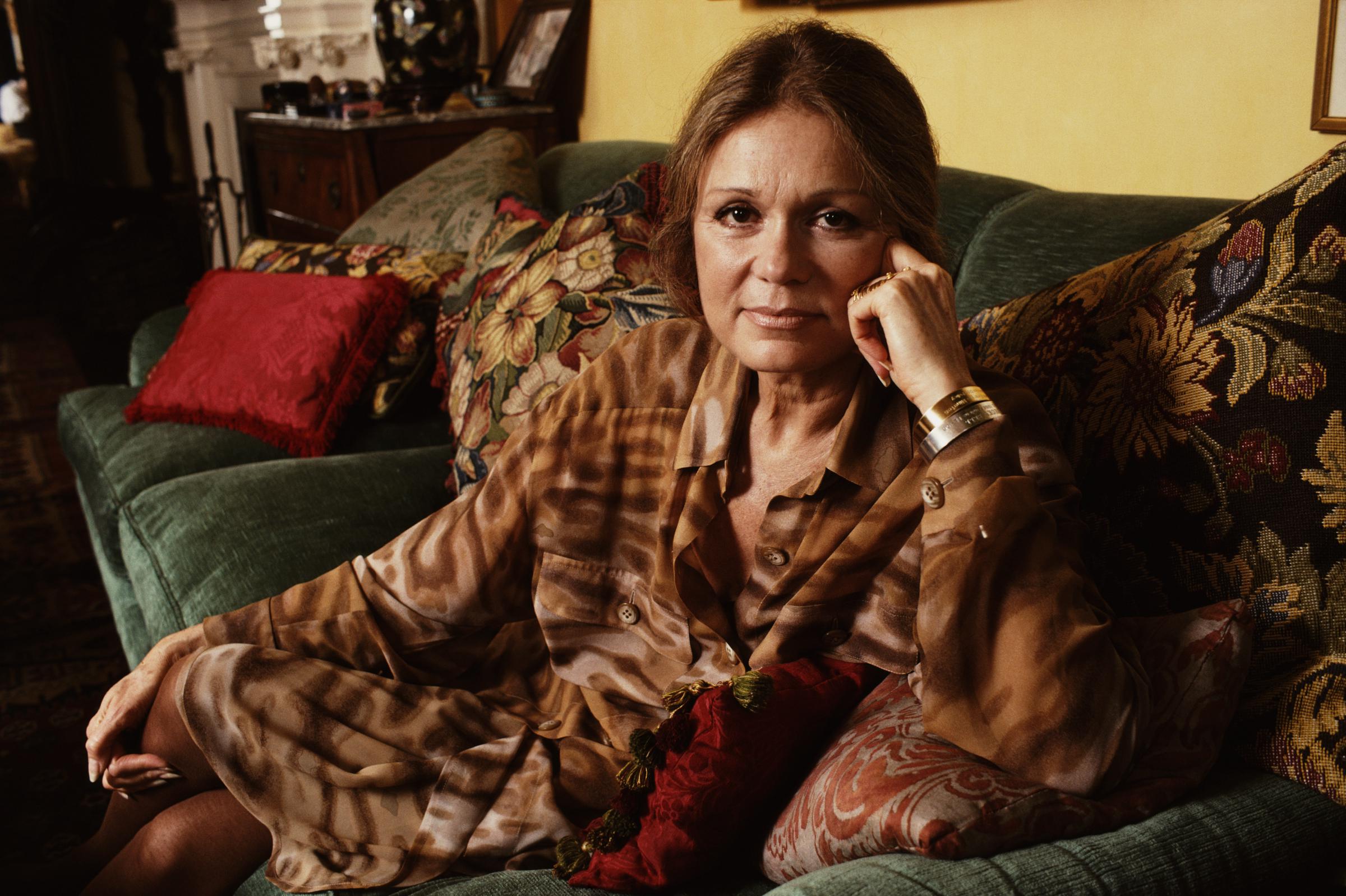 Gloria Steinem in her New York City apartment on November 2, 1990 | Source: Getty Images