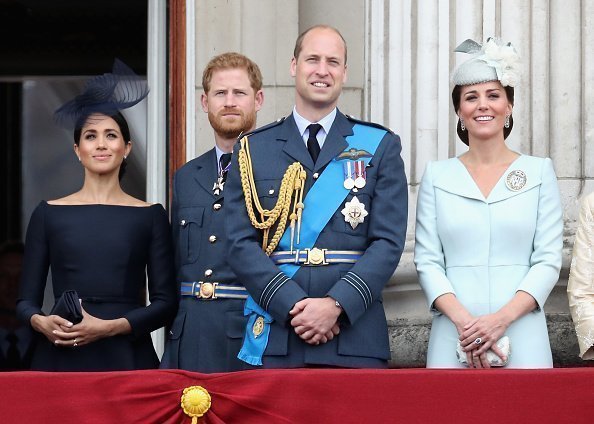  Meghan, la duchesse de Sussex, le prince Harry, le duc de Sussex, le prince William, le duc de Cambridge et Catherine, la duchesse de Cambridge regardent le défilé aérien de la RAF sur le balcon du palais de Buckingham, alors que des membres de la famille royale assistent à des La RAF le 10 juillet 2018 à Londres, en Angleterre. | Source : Getty Images.