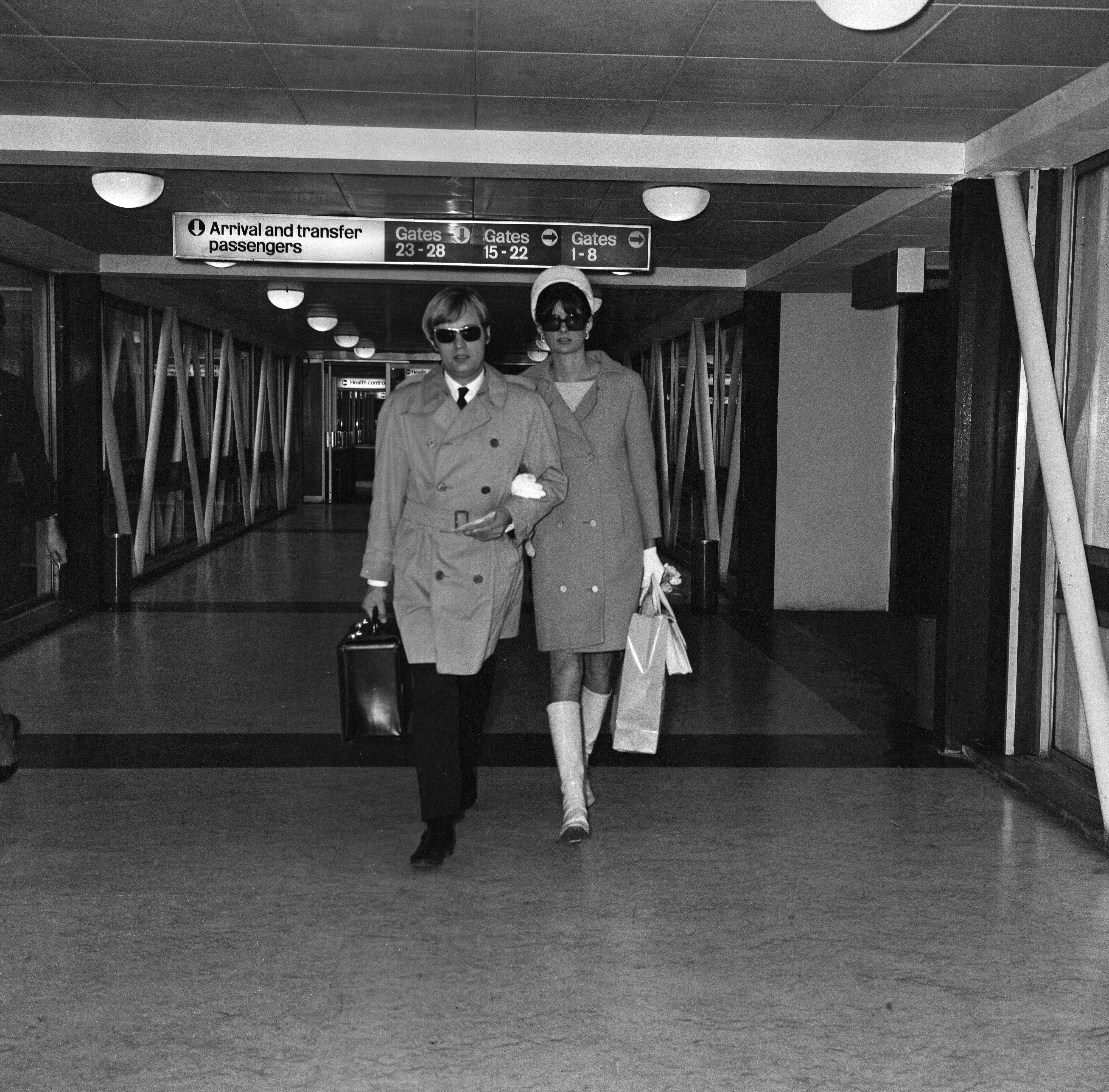David McCallum y Katherine Carpenter saliendo del aeropuerto de Heathrow en 1968. | Foto: Getty Images