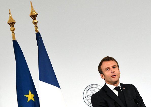 Emmanuel Macron prononce un discours lors des célébrations du bicentenaire de la naissance du peintre français Gustave Courbets. |Photo : Getty Images