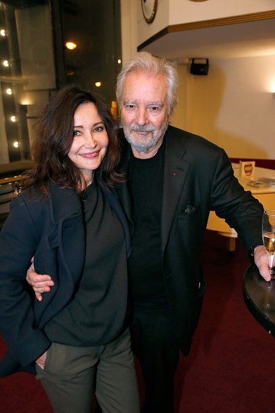 Evelyne Bouix et son mari, Pierre Arditi, assistent à l'émission "L'Etre ou pas" au Comedia le 19 février 2018 à Paris, France. | Photo : Getty Images