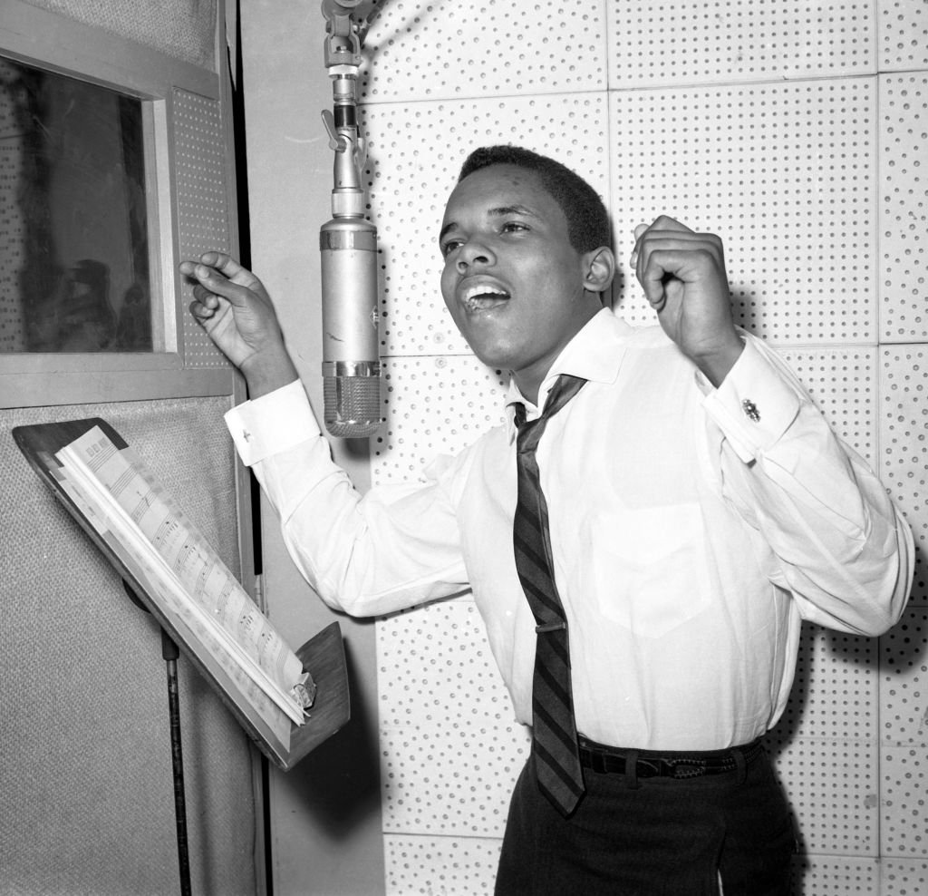 Le chanteur Johnny Nash enregistre en studio vers 1958 à New York. | Photo : Getty Images