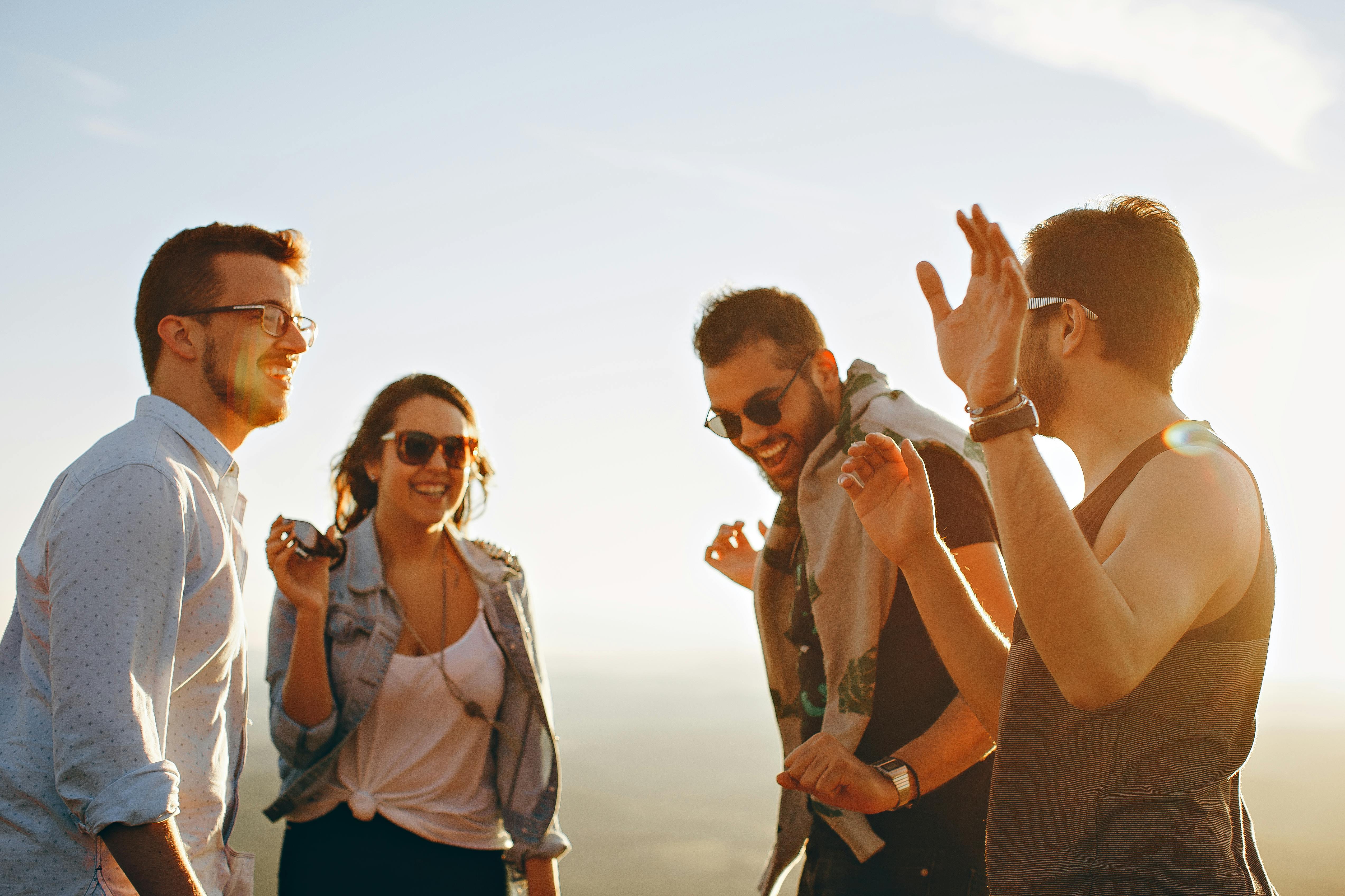 Friends laughing | Source: Pexels