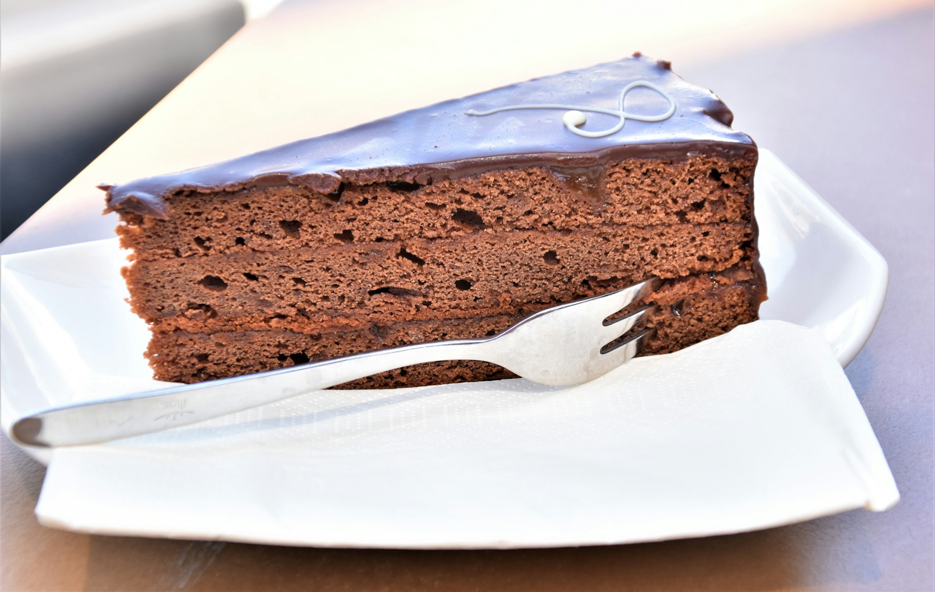 A slice of chocolate cake on a plate | Source: Unsplash